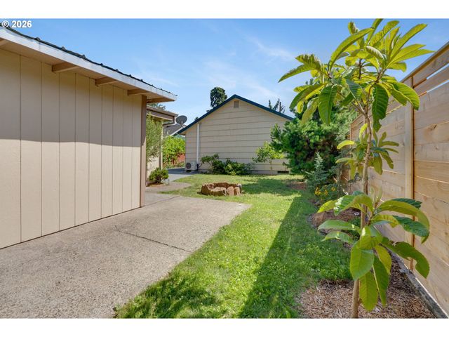 8329 Se MORRISON St, Portland, OR 97216