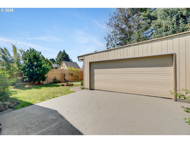 8329 Se MORRISON St, Portland, OR 97216