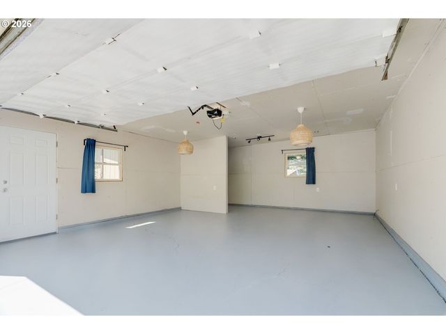 8329 Se MORRISON St, Portland, OR 97216