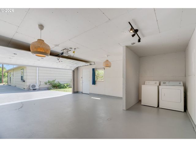 8329 Se MORRISON St, Portland, OR 97216