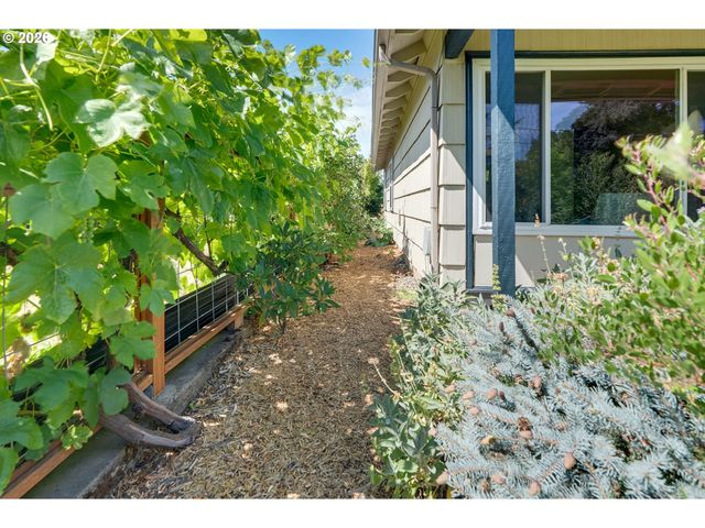 8329 Se MORRISON St, Portland, OR 97216