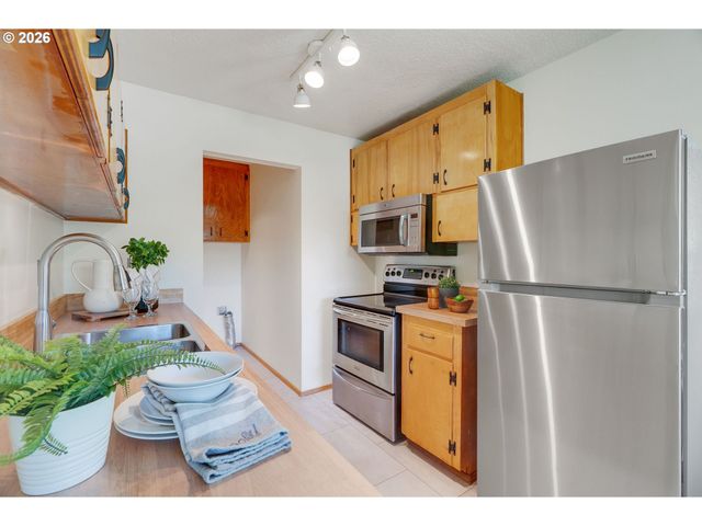 8329 Se MORRISON St, Portland, OR 97216