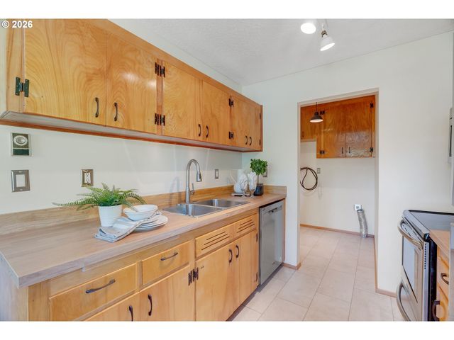 8329 Se MORRISON St, Portland, OR 97216