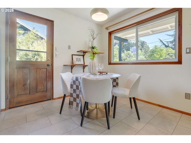 8329 Se MORRISON St, Portland, OR 97216