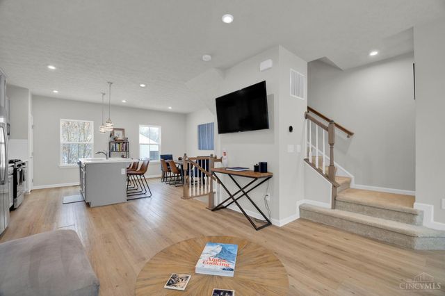 34 Wentworth Lane, Deer Park, OH 45236