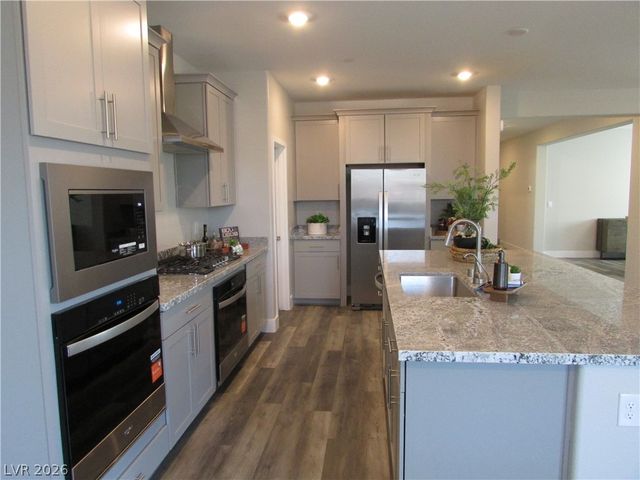 513 Chestnut Falcon Street, Henderson, NV 89011