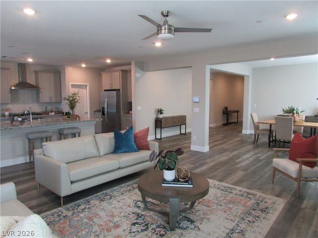 513 Chestnut Falcon Street, Henderson, NV 89011