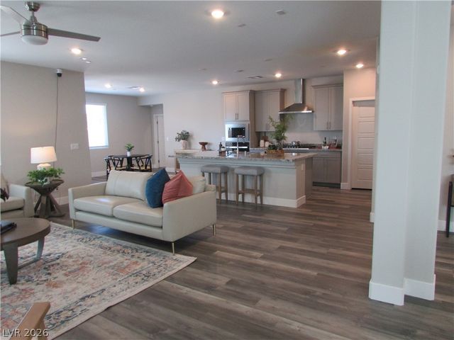 513 Chestnut Falcon Street, Henderson, NV 89011