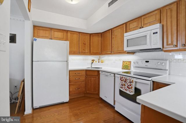8 SUMMIT DR, Bryn Mawr, PA 19010