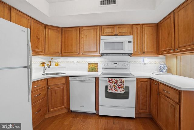 8 SUMMIT DR, Bryn Mawr, PA 19010