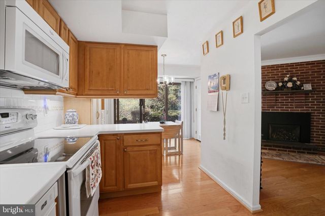 8 SUMMIT DR, Bryn Mawr, PA 19010