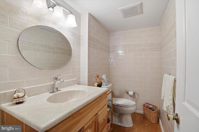 8 SUMMIT DR, Bryn Mawr, PA 19010