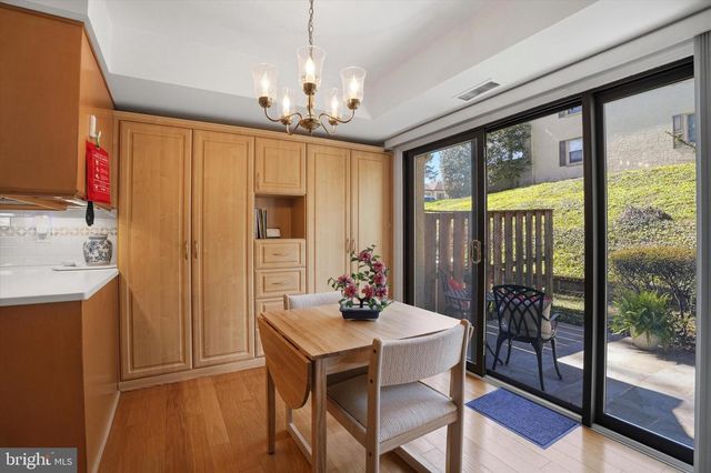 8 SUMMIT DR, Bryn Mawr, PA 19010
