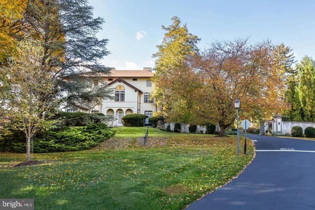 8 SUMMIT DR, Bryn Mawr, PA 19010