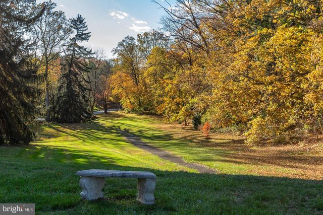 8 SUMMIT DR, Bryn Mawr, PA 19010