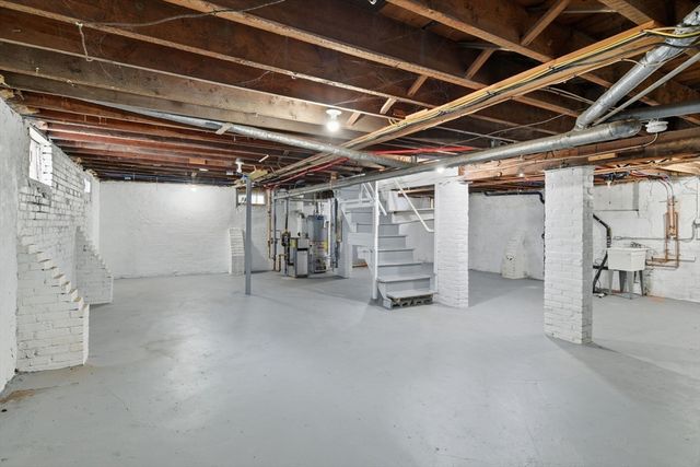 72 Sunapee St, Springfield, MA 01108