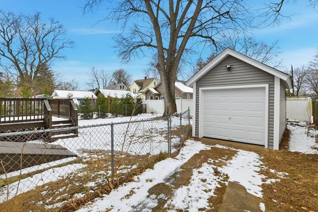 72 Sunapee St, Springfield, MA 01108