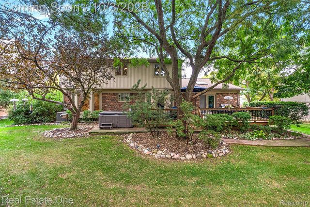 335 Fordcroft Drive, Rochester Hills, MI 48309