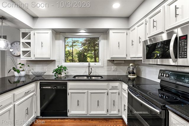 335 Fordcroft Drive, Rochester Hills, MI 48309