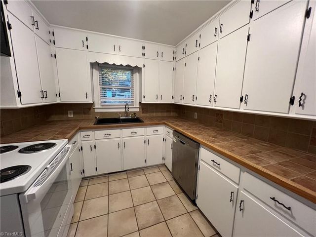 1184 Lamont Drive, Winston-salem, NC 27103