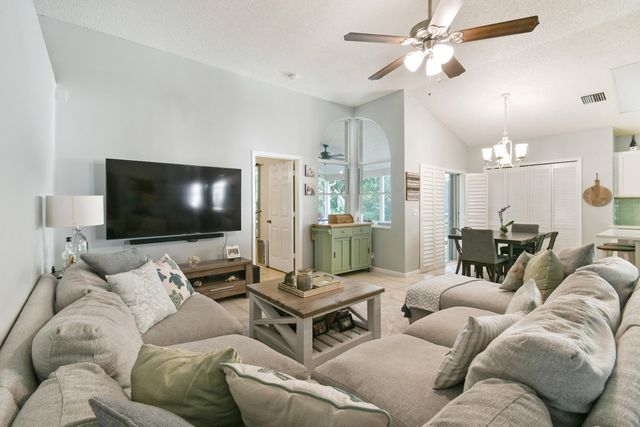 409 Woodview Circle, Palm Beach Gardens, FL 33418