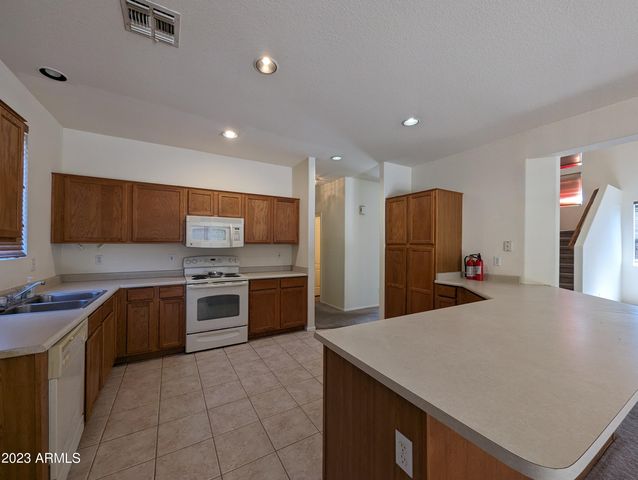 5794 W GOLDEN Lane, Glendale, AZ 85302