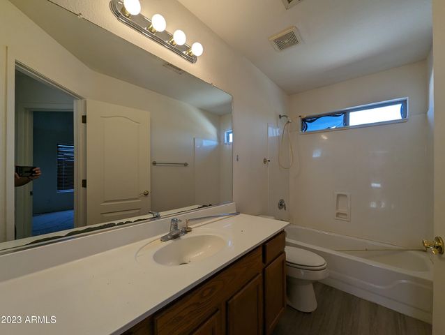 5794 W GOLDEN Lane, Glendale, AZ 85302