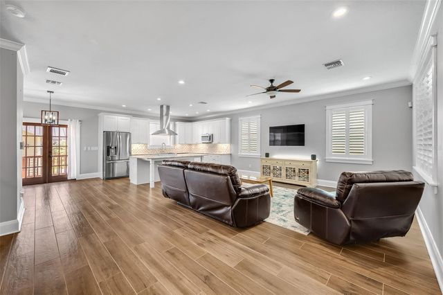 319 W GIDDENS AVENUE, Tampa, FL 33603