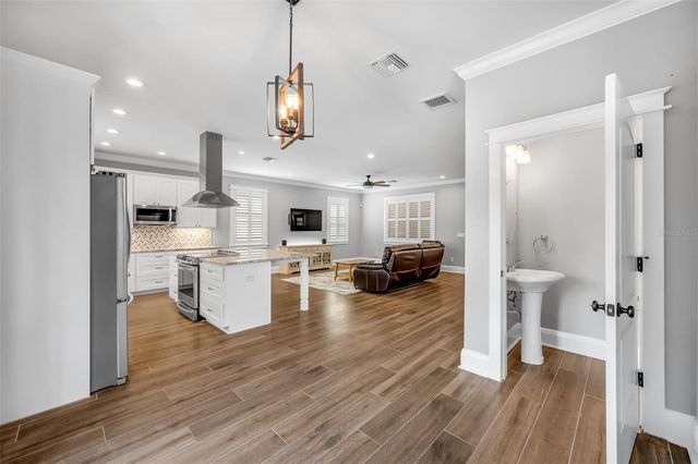 319 W GIDDENS AVENUE, Tampa, FL 33603