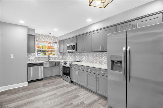 2216 Shadow Valley Road E, High Point, NC 27265