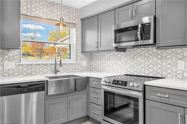 2216 Shadow Valley Road E, High Point, NC 27265