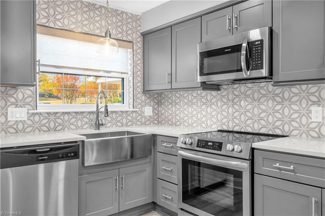 2216 Shadow Valley Road E, High Point, NC 27265