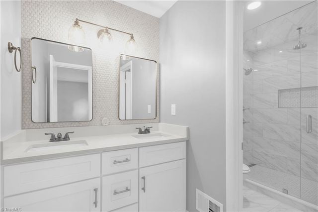 2216 Shadow Valley Road E, High Point, NC 27265