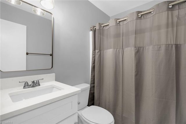 2216 Shadow Valley Road E, High Point, NC 27265