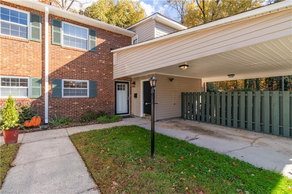 2216 Shadow Valley Road E, High Point, NC 27265