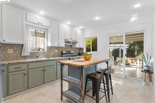 2832 Brookdale Ave, Oakland, CA 94602