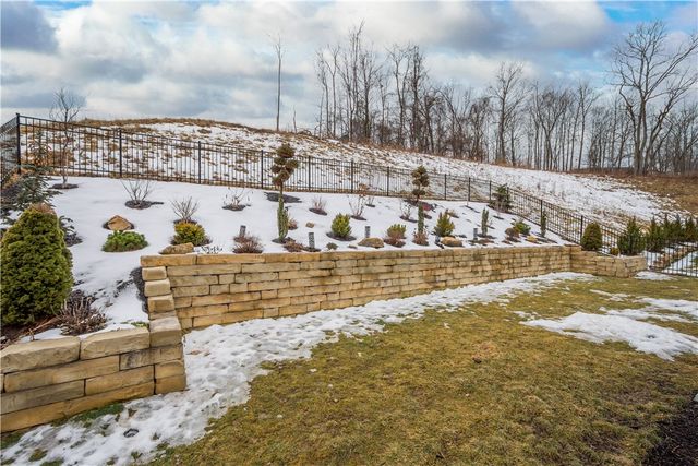 97 Skyview Dr, North Strabane, PA 15317