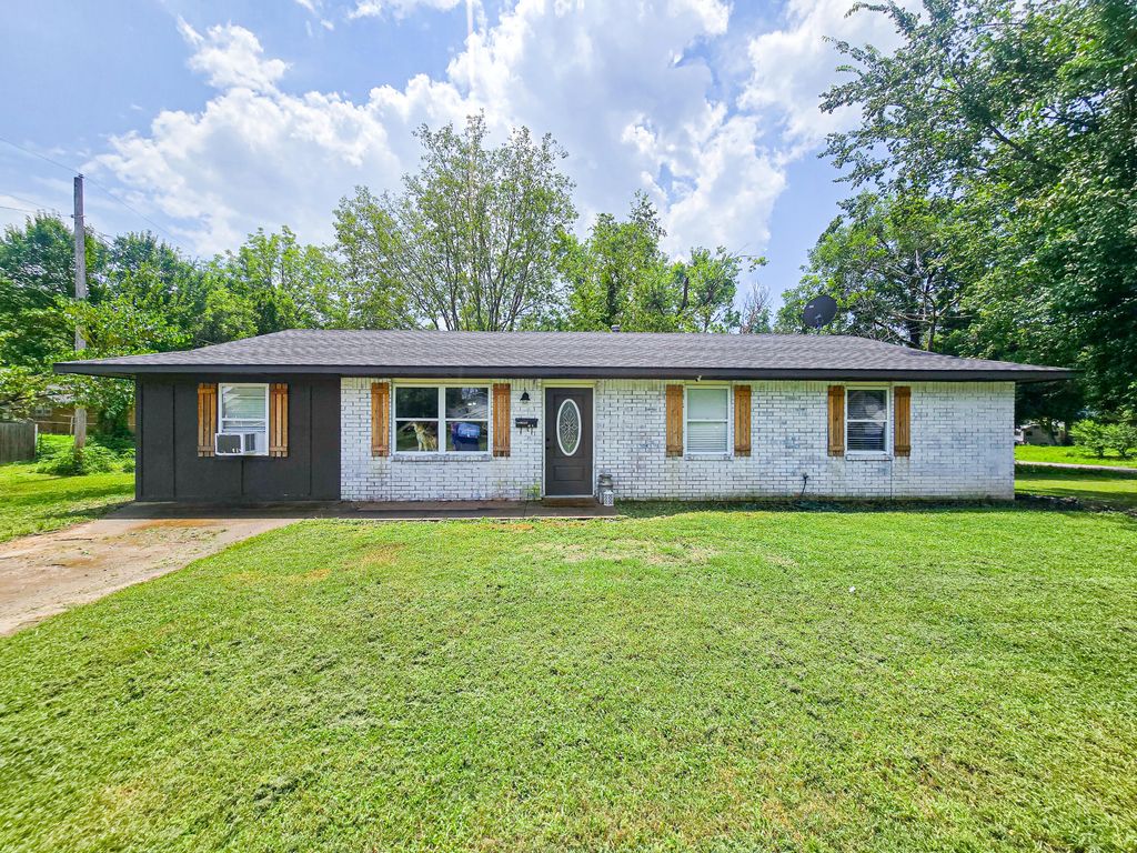 1025 8th Avenue NW, Miami, OK 74354