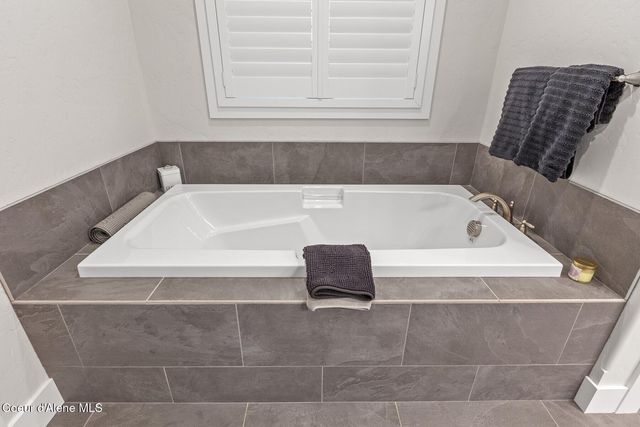 12399 N Meadow Wood Ln, Hayden, ID 83835