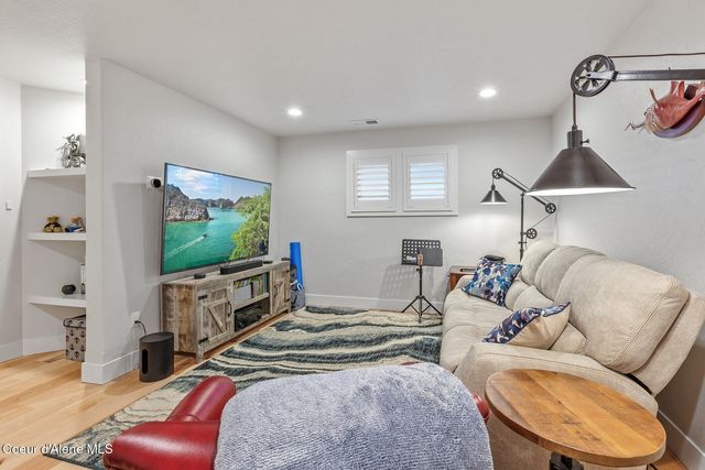 12399 N Meadow Wood Ln, Hayden, ID 83835