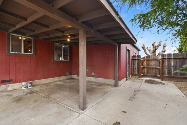 946 6th Street, Livingston, CA 95334