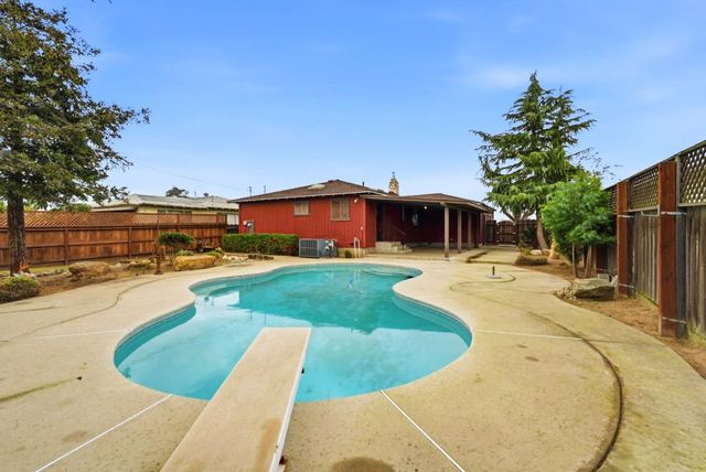 946 6th Street, Livingston, CA 95334