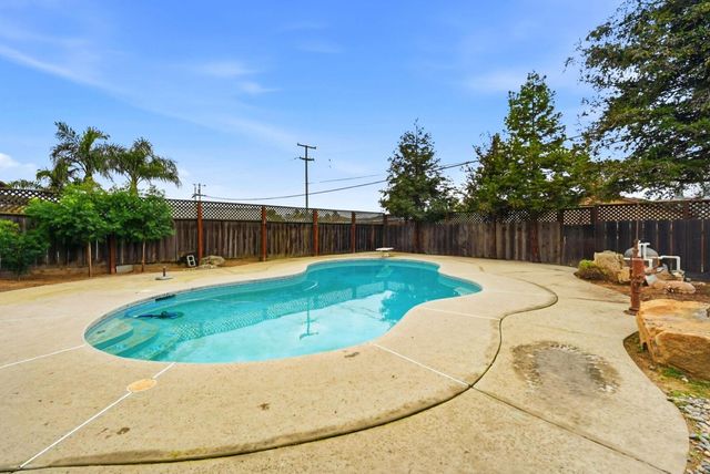 946 6th Street, Livingston, CA 95334