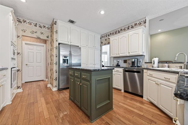 13 Wedgewood Boulevard, Conroe, TX 77304