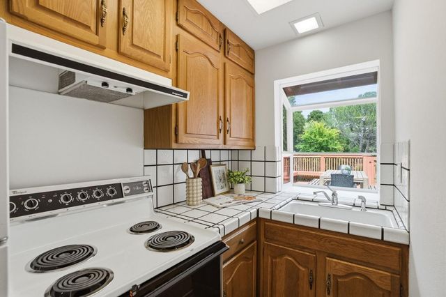 65 Falkirk Lane, Hillsborough, CA 94010