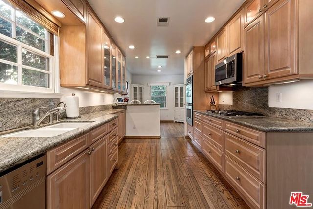 6910 Cantaloupe Avenue, Van Nuys, CA 91405