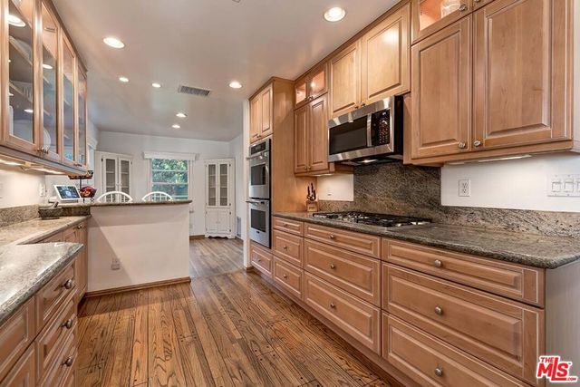 6910 Cantaloupe Avenue, Van Nuys, CA 91405