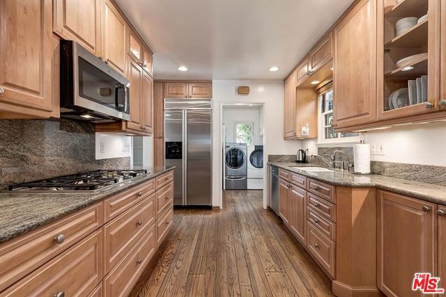 6910 Cantaloupe Avenue, Van Nuys, CA 91405