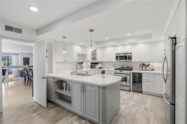 17106 Burbank, Encino, CA 91316