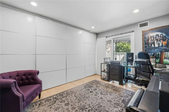 17106 Burbank, Encino, CA 91316